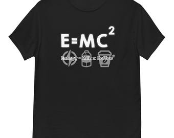 Op de afbeelding: Zwart t-shirt met de formule E=MC² in het wit. Daaronder symbolen voor energie, melk en koffie. De tekst onder de symbolen luidt "Energy = Milk x Coffee²".