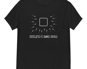 Op de afbeelding: Zwart T-shirt met een witte afbeelding van een vierkant printplaatje en uitstralende lijnen. De tekst "Resistance is futile fertile" staat eronder in een gestileerd lettertype.