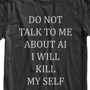 Może przedstawiać: Ciemnoszary t-shirt z krótkim rękawem z białym napisem DO NOT TALK TO ME ABOUT AI I WILL KILL MY SELF wydrukowanym bezszeryfową czcionką na środku klatki piersiowej. Odzież posiada okrągły dekolt oraz standardowy krój.