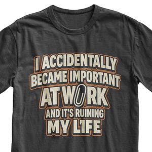 Jag blev av misstag viktig på jobbet t-shirt