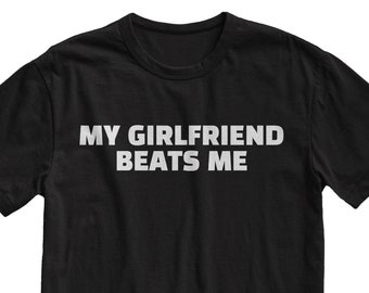 Ma petite amie me bat t-shirt, cadeau drôle de petit ami, chemise de petit ami, cadeau de la Saint-Valentin, chemise mème, vêtements Y2K