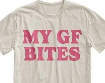 La mia fidanzata morde maglietta, camicia della mia ragazza, regalo divertente bavaglio, camicia per fidanzato, regalo per fidanzato, meme divertente, camicia estetica, camicia con citazione