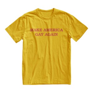 Peut inclure: Un t-shirt jaune avec le texte "MAKE AMERICA GAY AGAIN" imprim&eacute; en rouge.