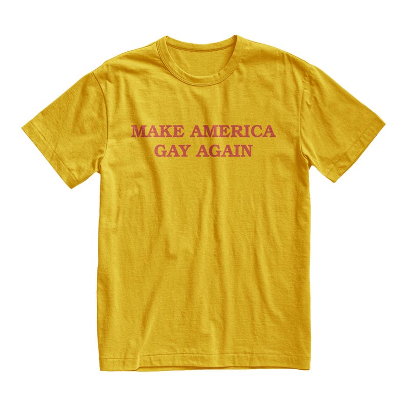 Peut inclure: Un t-shirt jaune avec le texte "MAKE AMERICA GAY AGAIN" imprim&eacute; en rouge.