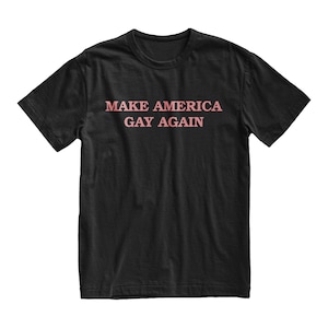 Peut inclure: T-shirt noir avec le texte "MAKE AMERICA GAY AGAIN" imprim&eacute; en rose.