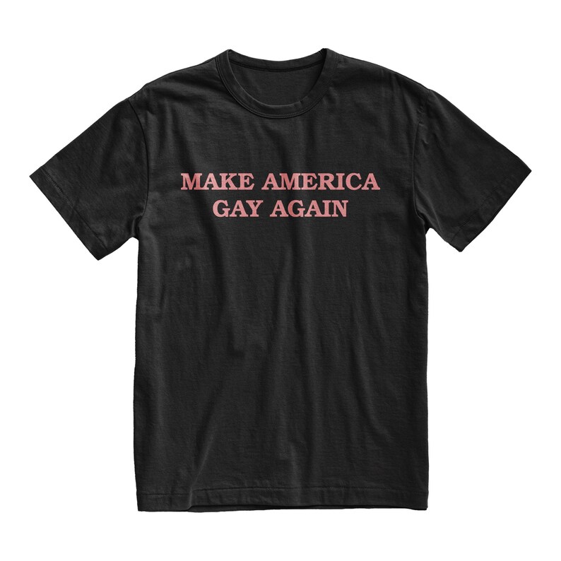 Peut inclure: T-shirt noir avec le texte "MAKE AMERICA GAY AGAIN" imprim&eacute; en rose.