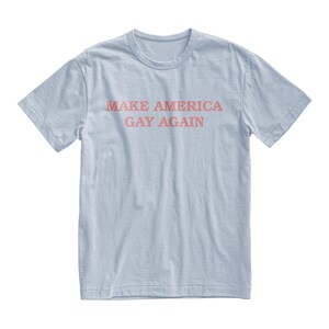 Peut inclure: T-shirt bleu clair avec le texte "Make America Gay Again" imprim&eacute; en rose.