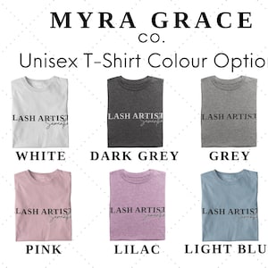 Pu&ograve; includere: Una selezione di t-shirt unisex in vari colori, tra cui nero, bianco, grigio scuro, grigio, malva, crema, rosa, lilla, azzurro e pesca. Ogni maglietta mostra il testo "LASH ARTIST" con una firma.
