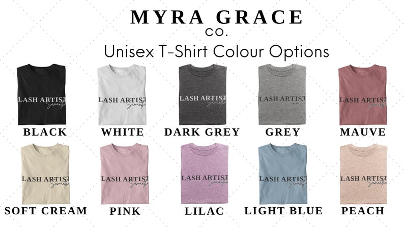 Pu&ograve; includere: Una selezione di t-shirt unisex in vari colori, tra cui nero, bianco, grigio scuro, grigio, malva, crema, rosa, lilla, azzurro e pesca. Ogni maglietta mostra il testo "LASH ARTIST" con una firma.
