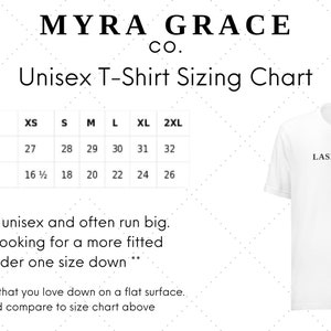 Pu&ograve; includere: T-shirt unisex bianca con testo "LASH ARTIST" e tabella taglie. La tabella mostra lunghezze della maglietta da 68.6 a 81.3 cm e larghezze da 41.9 a 66 cm. Il testo consiglia di ordinare una taglia in meno.