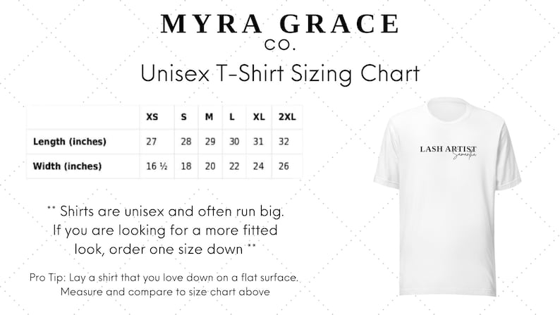 Pu&ograve; includere: T-shirt unisex bianca con testo "LASH ARTIST" e tabella taglie. La tabella mostra lunghezze della maglietta da 68.6 a 81.3 cm e larghezze da 41.9 a 66 cm. Il testo consiglia di ordinare una taglia in meno.