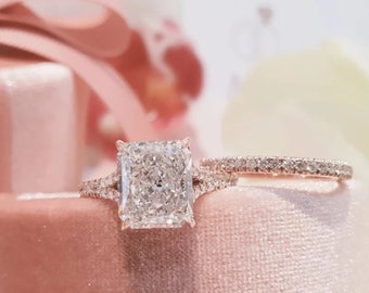 Ensemble unique de bagues de fiançailles en moissanite rayonnante de 3 carats avec un anneau éternité en or rose fin assorti pour sa bague de fiançailles