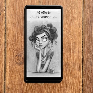 Könnte beinhalten: Schwarz-Weiß-Illustration auf einem Telefonbildschirm, die eine Frau mit lockigem Haar zeigt, die ihr Kinn auf ihre Hand stützt. Der Text "I'd rather be READING" steht darüber. Eine kleine Tasse steht auf dem Tisch. Das Telefon befindet sich auf einer Holzoberfläche.