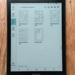 Puede incluir: Una lectora de libros electr&oacute;nicos en blanco y negro con una pantalla t&aacute;ctil que muestra un administrador de archivos con cinco archivos PDF. Los archivos se titulan "ePP-StickyNote1.pdf", "ePP-StickyNote2.pdf", "ePP-StickyNote3.pdf", "ePP-StickyNote4.pdf" y "ePP-ToDo.pdf".