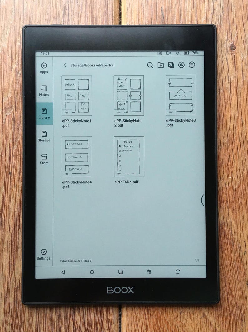 Puede incluir: Una lectora de libros electr&oacute;nicos en blanco y negro con una pantalla t&aacute;ctil que muestra un administrador de archivos con cinco archivos PDF. Los archivos se titulan "ePP-StickyNote1.pdf", "ePP-StickyNote2.pdf", "ePP-StickyNote3.pdf", "ePP-StickyNote4.pdf" y "ePP-ToDo.pdf".