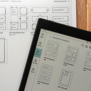 Puede incluir: Una lectora de libros electr&oacute;nicos en blanco y negro que muestra una lista de archivos, incluyendo "ePP-StickyNote1.pdf", "ePP-StickyNote2.pdf", "ePP-StickyNote3.pdf", "ePP-StickyNote4.pdf" y "ePP-ToDo.pdf". Los archivos est&aacute;n organizados en una cuadr&iacute;cula en la pantalla.