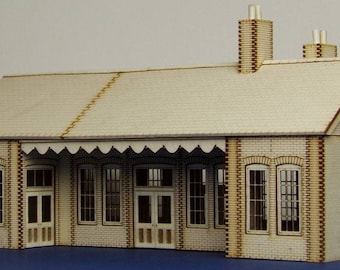 B 00-04 Lantlig järnvägsstation typ 2 från början av 1900-talet - (4 mm skala, 1/76)
