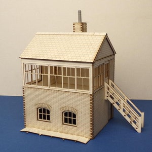B 70-13R GWR O gauge small signal box - right stairs - (7mm scale, 1/43.5)