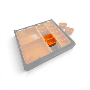 Op de afbeelding: Een grijze lade-organizer met meerdere vakken van verschillende groottes. De binnenkant bevat diverse lichtoranje kunststof bakjes, met &eacute;&eacute;n feloranje bakje in het midden geplaatst. Twee extra lichtoranje bakjes liggen ernaast.