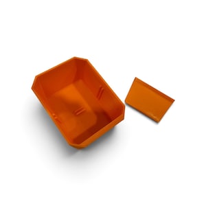 Op de afbeelding: Een feloranje opbergbak met open bovenkant, een rechthoekige basis en schuine zijden, inclusief een apart, bijpassend oranje rechthoekig deksel dat aan de rechterkant ligt. De binnenkant van de bak toont kleine structurele ribbels op de wanden.