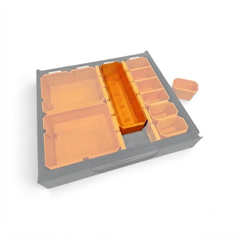 Op de afbeelding: Een grijze lade-organizer met meerdere modulaire oranje compartimenten van verschillende groottes. De lade bevat twee grote vierkante bakken, &eacute;&eacute;n lange rechthoekige middenbak en diverse kleinere rechthoekige bakjes voor opslag.