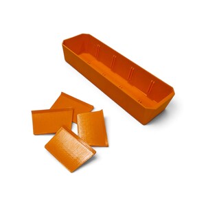 Op de afbeelding: Een feloranje rechthoekige opbergbak met interne verticale sleuven en vier losse oranje rechthoekige verdelers. De bak heeft een holle binnenkant met gegoten groeven die zijn ontworpen om de verdelers op hun plaats te houden.