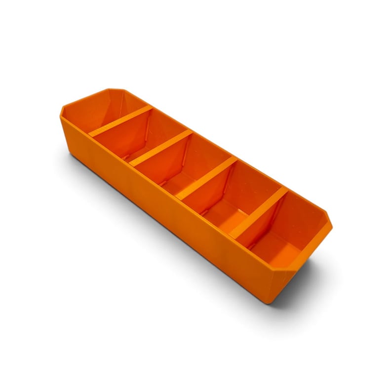 Op de afbeelding: Een feloranje rechthoekige opbergbak met vier afzonderlijke compartimenten gescheiden door vaste verticale verdelers. De container heeft schuine zijwanden en een open ontwerp, wat een gestructureerde ruimte biedt voor het ordenen van items.