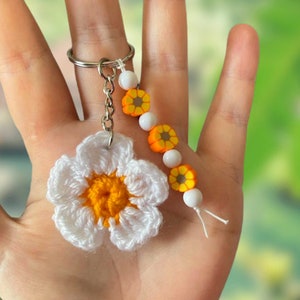 Crochet Daisy Keyring With Flower Beads,  Handmade Keyring, Keyring Gift, Daisy Keyring, Bag Charm