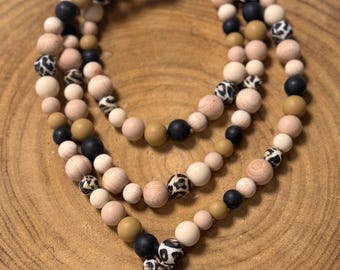 Correa para teléfono para llevar colgada del cuello, estilo bandolera, cuentas de madera, cuentas de silicona, correa para teléfono, varias longitudes, con adaptador, mosquetón, estampado de leopardo