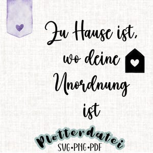 Puede incluir: Diseño gráfico en blanco y negro con el texto "Zu Hause ist, wo deine Unordnung ist." El gráfico incluye una pequeña casa con un corazón en su interior. El texto "Plotterdatei SVG.PNG.PDF" se encuentra en la parte inferior del diseño.
