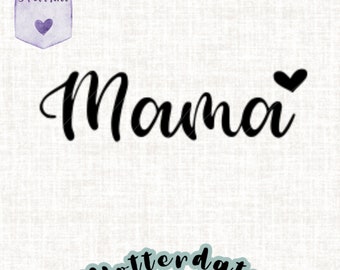 Op de afbeelding: Zwarte en witte cursieve tekst die "Mama" leest met een klein zwart hartje rechts van het woord. De tekst staat op een witte achtergrond met een subtiele textuur.