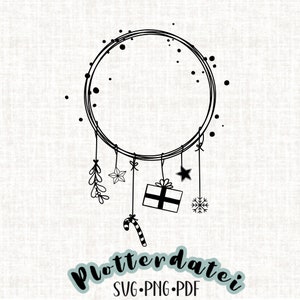 May include: Black and white digital download of a Christmas wreath with hanging ornaments, including a star, a snowflake, a candy cane, a gift box, and a sprig of holly. The text "Plotterdatei SVG.PNG.PDF" is below the wreath.