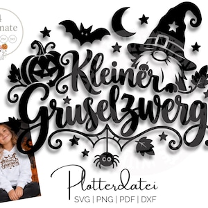 Puede incluir: Un diseño gráfico negro que muestra un gnomo con sombrero de bruja, una calabaza, un murciélago, una araña en su telaraña, estrellas y hojas. El texto dice Kleiner Gruselzwerg y Plotterdatei. Un recuadro pequeño muestra a una persona con una sudadera blanca.