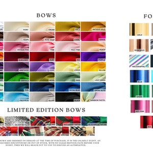 Pu&ograve; includere: Un grafico che mostra una variet&agrave; di colori di papillon e colori di lamina. I colori di papillon includono bianco, avorio, crema, oro, oro antico, topo, oro rosa, corallo, beige, rosa acceso, rosa antico, rosa, rosa pallido, pesca, arancione, bordeaux, rubino, melanzana, ametista, lilla, limone, giallo, verde chiaro, bosco, smeraldo, muschio, menta, turchese, azzurro, argento, nero e arcobaleno pastello. I colori di lamina includono oro, champagne, oro rosa, argento, olografico, nero, blu, turchese, verde, menta, rosa acceso, rosa chiaro e rosso. Il testo "BOWS" e "FOIL" &egrave; in cima al grafico. Il testo "LIMITED EDITION BOWS" &egrave; sotto il grafico. Il testo "Questi papillon sono ordinati su richiesta al momento dell'acquisto. Nel caso improbabile che un articolo sia stato interrotto o sia esaurito, senza una data di riassortimento chiara prima del tuo evento, ti contatteremo per discutere di un'alternativa." &egrave; in fondo al grafico.