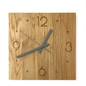 Holzwanduhr, Eichenuhr, moderne Uhr, moderne Wanduhr, quadratische Wanduhr, minimalistische Uhr, Größe: 11&#39;&#39; / 28 cm