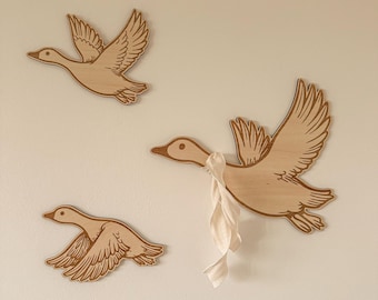Wooden geese wall decoration – Set of 3 birds – Ribbon of your choice – Natural decor for children's bedroom or living room – Handcrafted