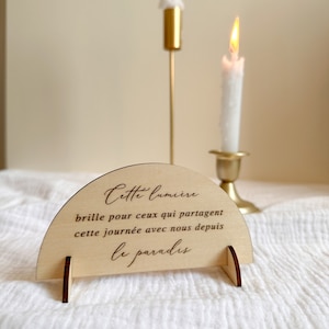 Peut inclure: Une pancarte en bois avec le texte "Cette lumière brille pour ceux qui partagent cette journée avec nous depuis le paradis" en écriture cursive. La pancarte est en forme de demi-cercle et a deux petites pattes.