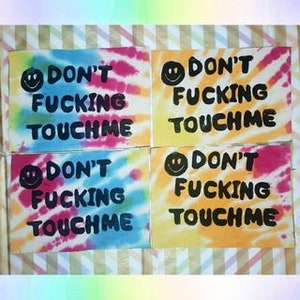 7x5 縫い付け式「Don't F***ing Touch Me」パッチ。タイダイ染めまたは白黒のリサイクル生地に手作業でプリントされています。