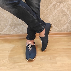 Navy Blue Handmade Leather Yemeni Shoes: Lace-up Flat Shoes