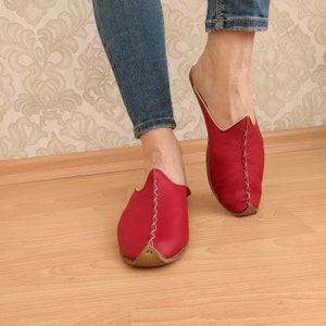 Red Unisex Handmade Yemeni Slippers, Handmade Red Genuine Leather Slippers - Traditional Stitching, Comfortable and Durable Design