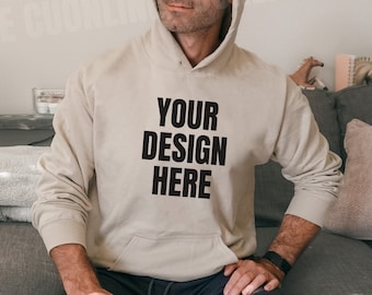 Herren Gildan 18500 Sand Hoodie Mockup, Herren Sand Hoodie Mockup, männliches Modell Gildan 18500 Mockup, Gildan 18500 Mockup, Hoodie Mockup