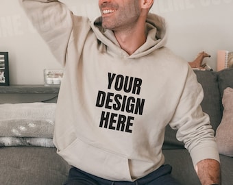 Herren Gildan 18500 Sand Hoodie Mockup, Herren Sand Hoodie Mockup, männliches Modell Gildan 18500 Mockup, Gildan 18500 Mockup, Hoodie Mockup