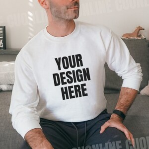Herren weißes Gildan 18000 Mockup, Gildan 18000 White, männliches weißes Sweatshirt Mockup, weißes Crewneck Mockup, weißes Sweatshirt Mockup 18000