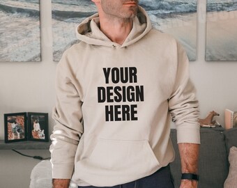 Herren Gildan 18500 Sand Hoodie Mockup, Herren Sand Hoodie Mockup, männliches Modell Gildan 18500 Mockup, Gildan 18500 Mockup, Hoodie Mockup