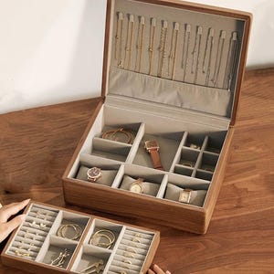 Cuatom gravieren Nussbaum Schmuckschatulle, 2-Schicht-Holzschmuckschatulle, Halskettenringe Schmuck Organizer Lagerung, personalisiertes Jubiläumsgeschenk für sie