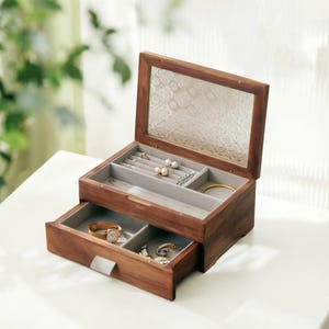 Joyero de madera con tapa de cristal: Organizador para pendientes, collares, anillos y relojes. Regalo ideal para ella.