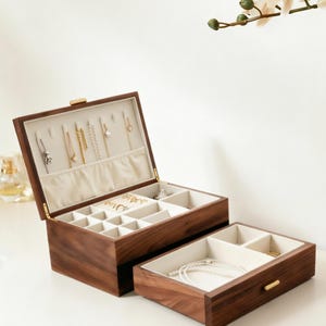 Scatola portagioie in noce con incisione del nome, grande organizer in legno con cassetto, scatola portagioie da viaggio, regalo di anniversario, regalo di compleanno per la moglie.