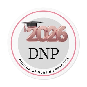 Può includere: Un adesivo rotondo con sfondo bianco e bordo rosa. L'adesivo presenta i numeri oro rosa "2026" con un cappello di laurea sopra. Sotto, le lettere nere "DNP" e le parole "DOCTOR OF NURSING PRACTICE" in un motivo circolare.