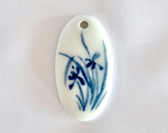 Peint à la main Delft Blue Grass Flower Ceramic Focal Oval Pendant, Cottagecore Plants Porcelain DIY Jewelry Making Supply Rustic Naturecore