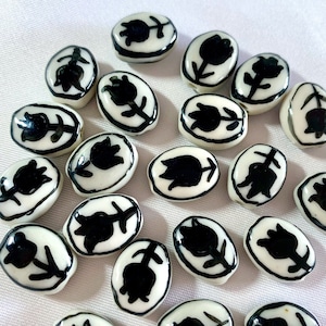 Handgemalte ovale schwarze Tulpe Keramikperlen, Flache Blume Cabochon Rose Perle, handgemachte Blumen Spacer Focal Bead Schmuck machen DIY Zubehör